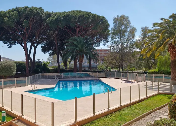 Avec Piscine, Climatisation Et Parking à 100 M Du Centre Et - - Fr-1-780-49 Appartement *